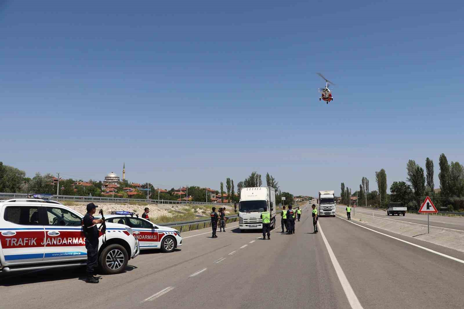 Afyonkarahisar İl Jandarma Komutanlığı ekipleri tarafından Ankara’dan gelen cayrokopter ile
