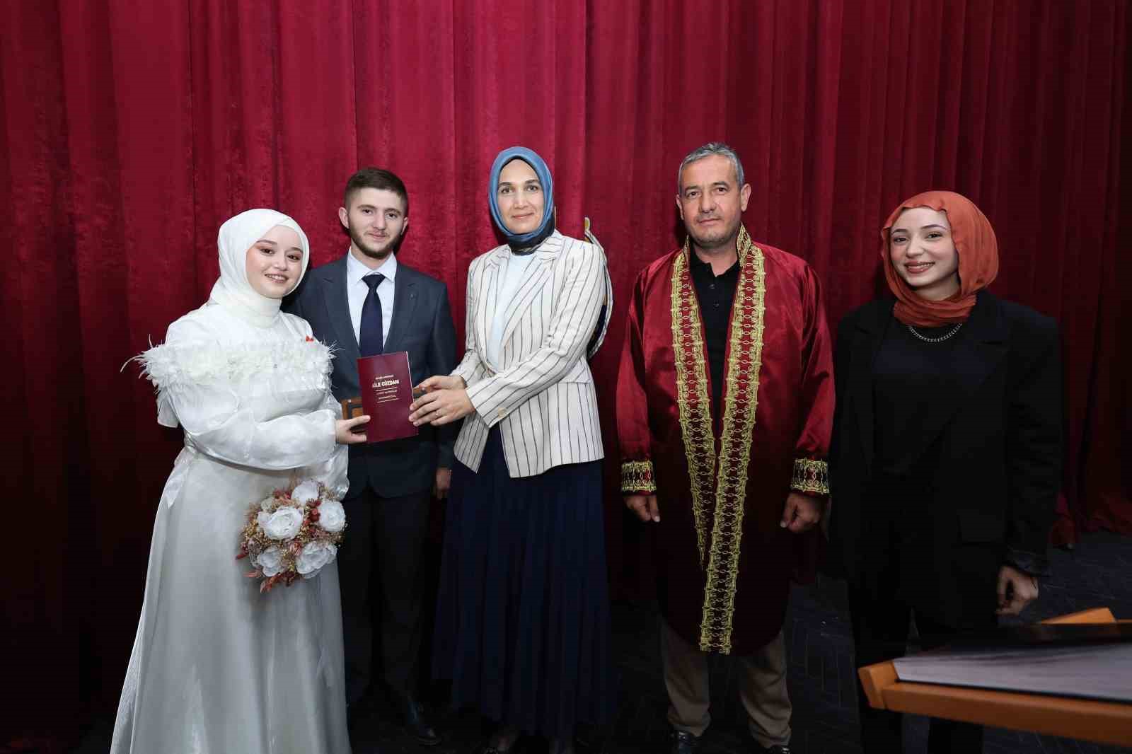 Afyonkarahisar Valisi Doç. Dr. Kübra Güran Yiğitbaşı, dünya evine giren