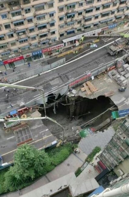 Çin’de bir metro inşaatında iki su borusunu patlaması nedeniyle yolda