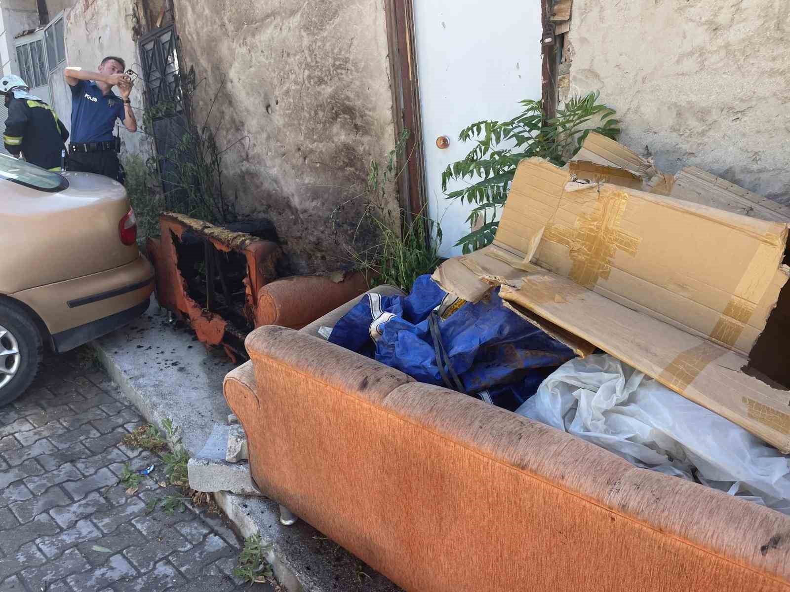 Afyonkarahisar’da çocukların oyun oynarken kanepeyi tutuşturmaları kısa süreli paniğe neden