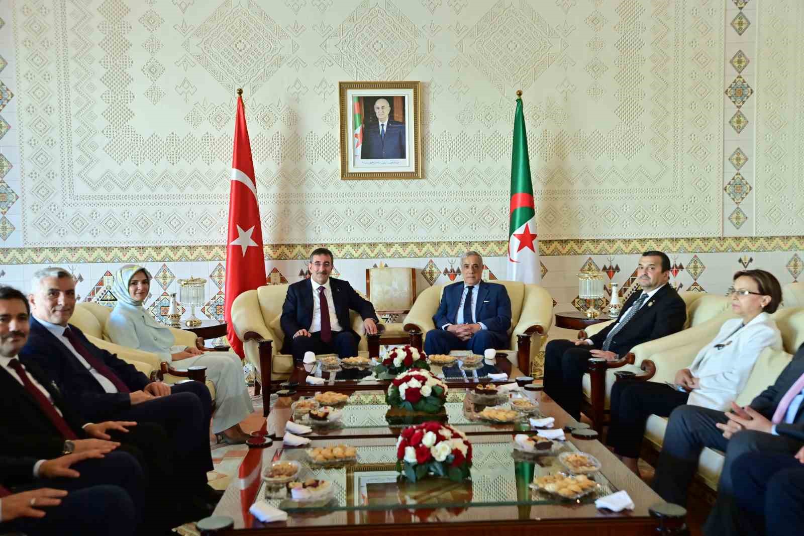 CUMHURBAŞKANI YARDIMCISI CEVDET YILMAZ, RESMİ TEMASLARDA BULUNMAK ÜZERE CEZAYİR'E GELDİ.