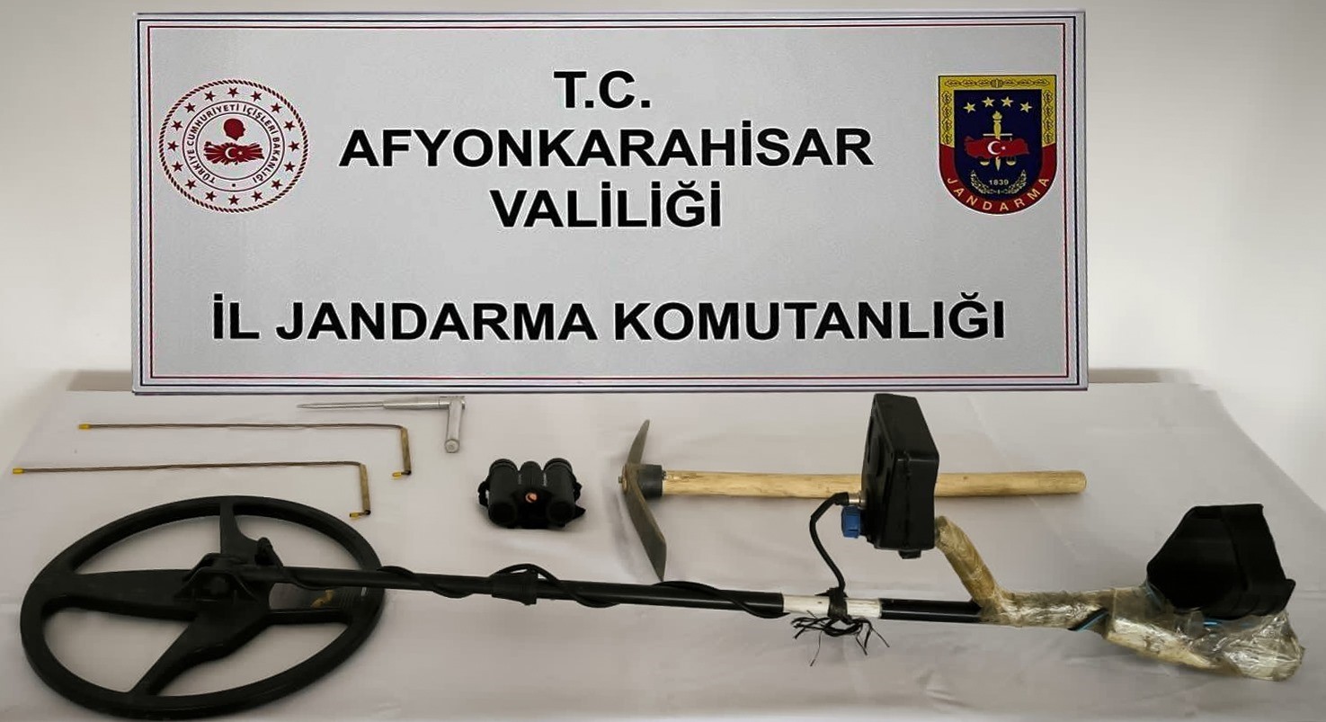 Afyonkarahisar’da baraj kenarında dedektör ile define arayan şahıslar jandarma tarafından