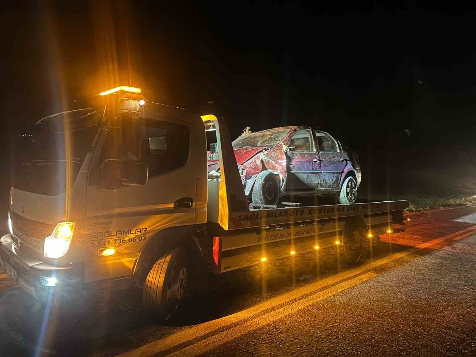 Afyonkarahisar’da kontrolden çıkarak şarampole devrilen otomobilin sürücüsü şans eseri kazayı