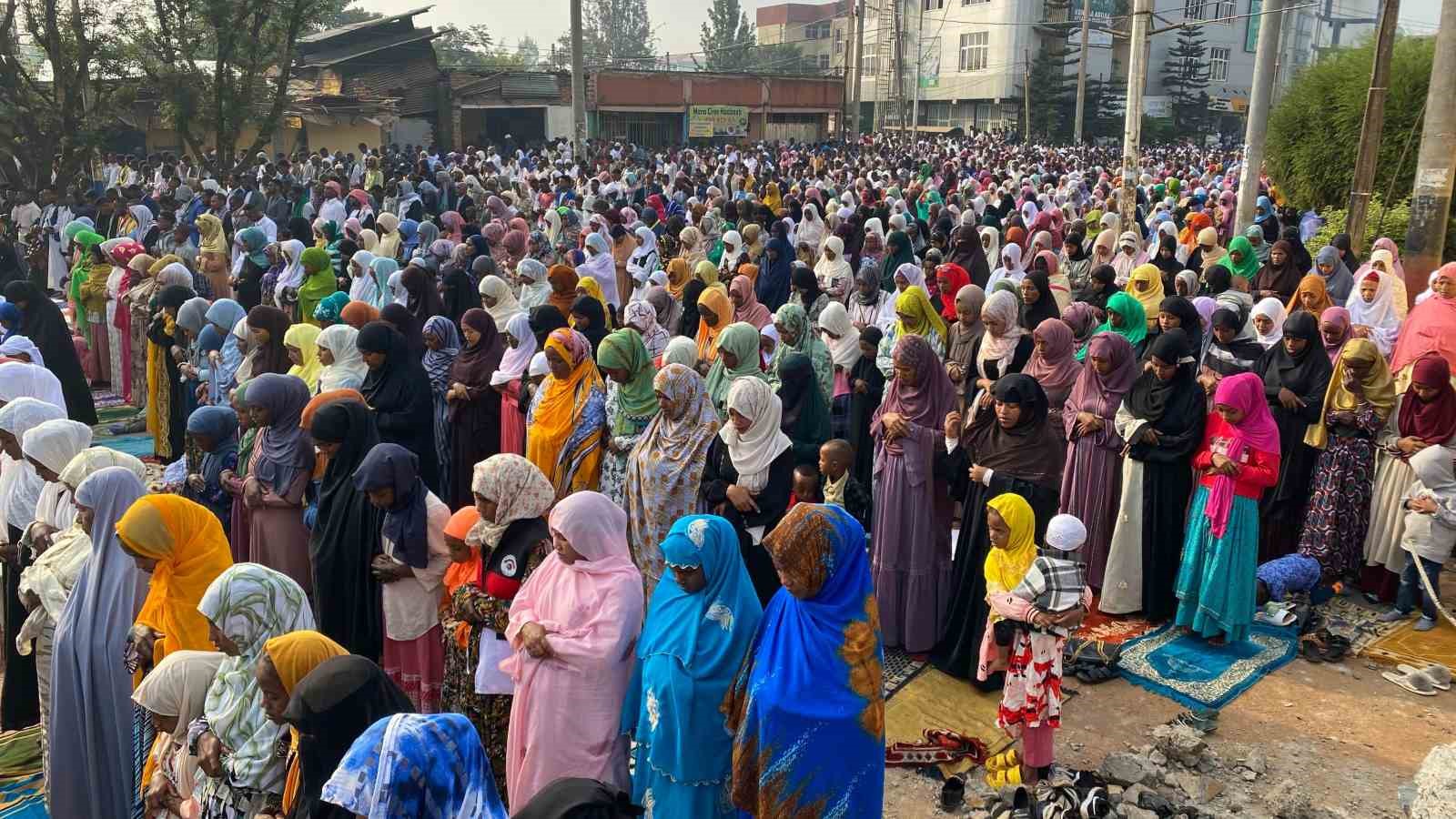 Etiyopya’nın Jimma bölgesinde binlerce Müslüman, bayram namazında saf tuttu. Tüm