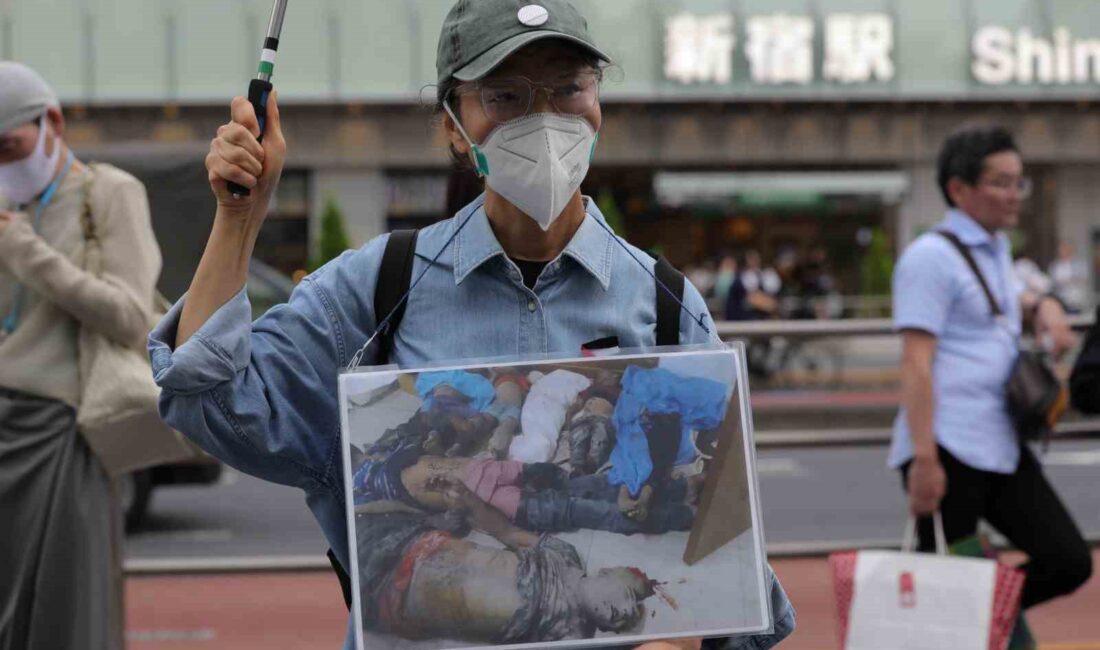 Japonya’da İsrail’in Gazze Şeridi’nde uyguladığı soykırıma dikkat çekmek isteyen insan
