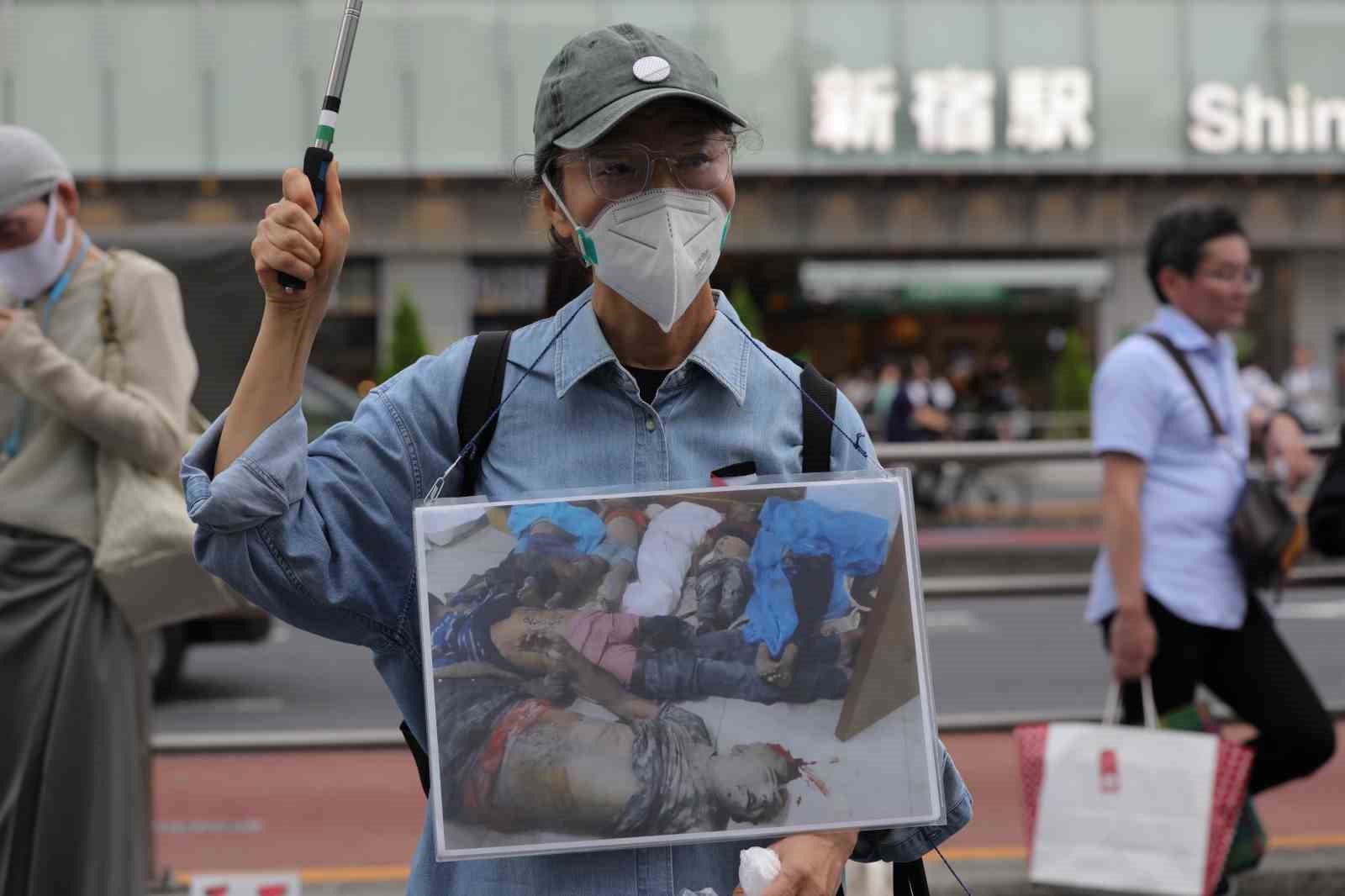 Japonya’da İsrail’in Gazze Şeridi’nde uyguladığı soykırıma dikkat çekmek isteyen insan