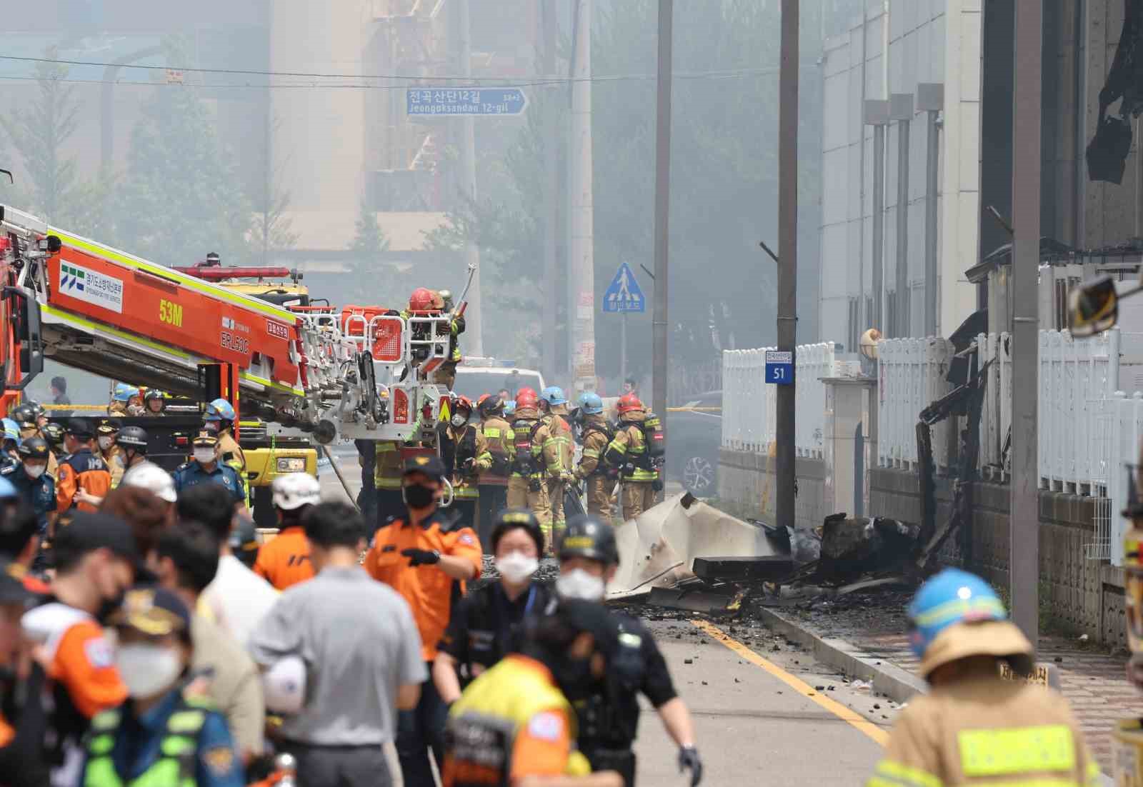 Güney Kore’nin Hwaseong şehrindeki bir pil fabrikasında çıkan yangında hayatını