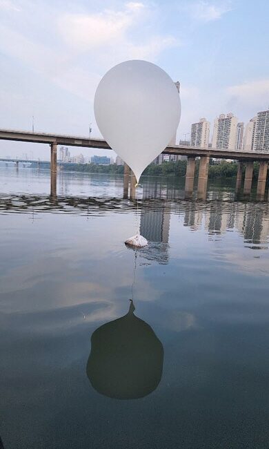 Kuzey Kore’nin Güney Kore’nin sınır bölgelerine çöp taşıyan 310 balon