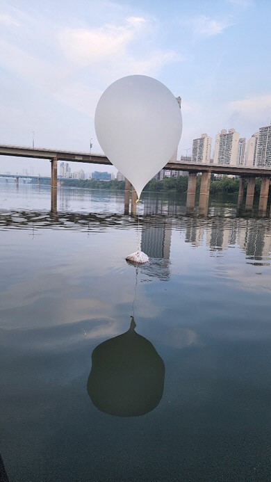 Kuzey Kore’nin Güney Kore’nin sınır bölgelerine çöp taşıyan 310 balon