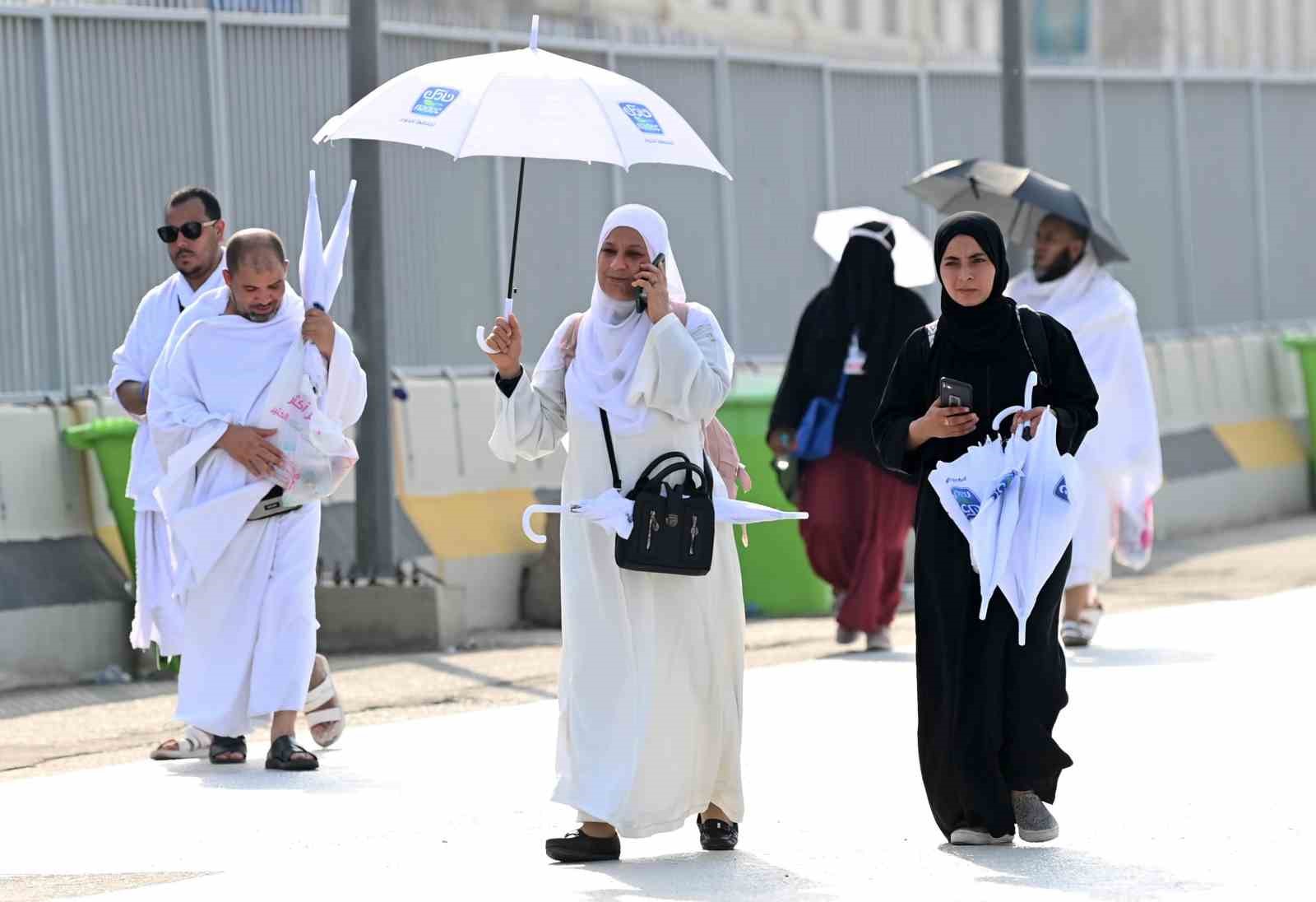 Suudi Arabistan, kutsal topraklarda aşırı sıcaklar nedeniyle hac ibadeti sırasında