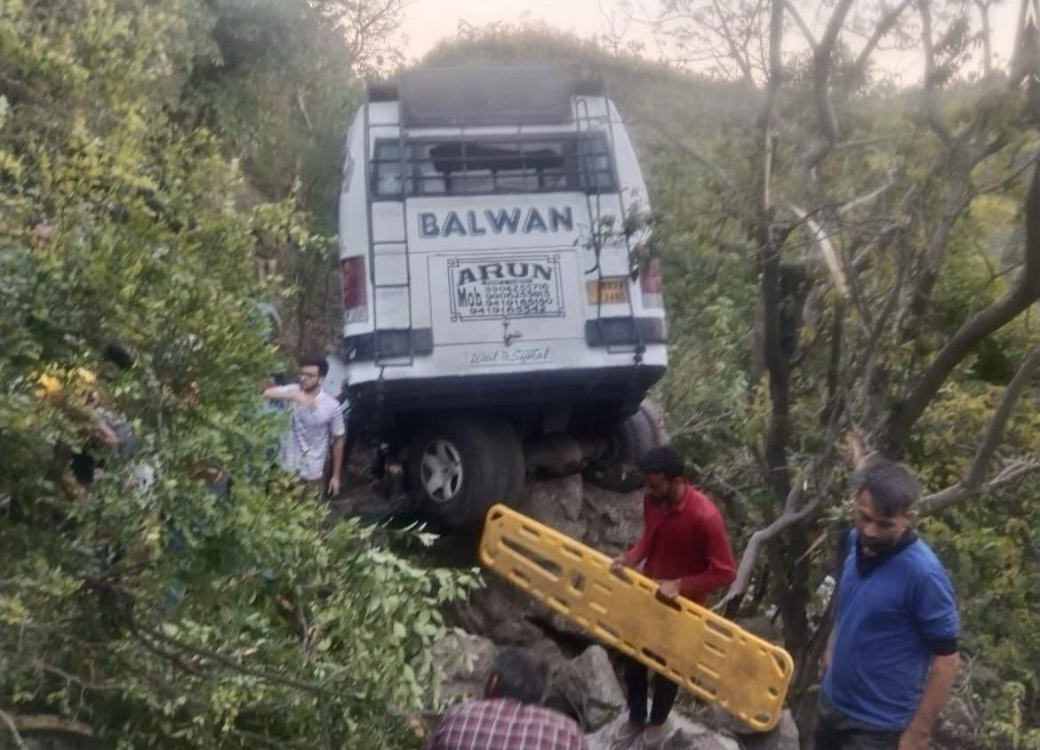 HİNDİSTAN’DA SİLAHLI SALDIRI DÜZENLENEN BİR OTOBÜSÜN VADİYE YUVARLANMASI SONUCU 10
