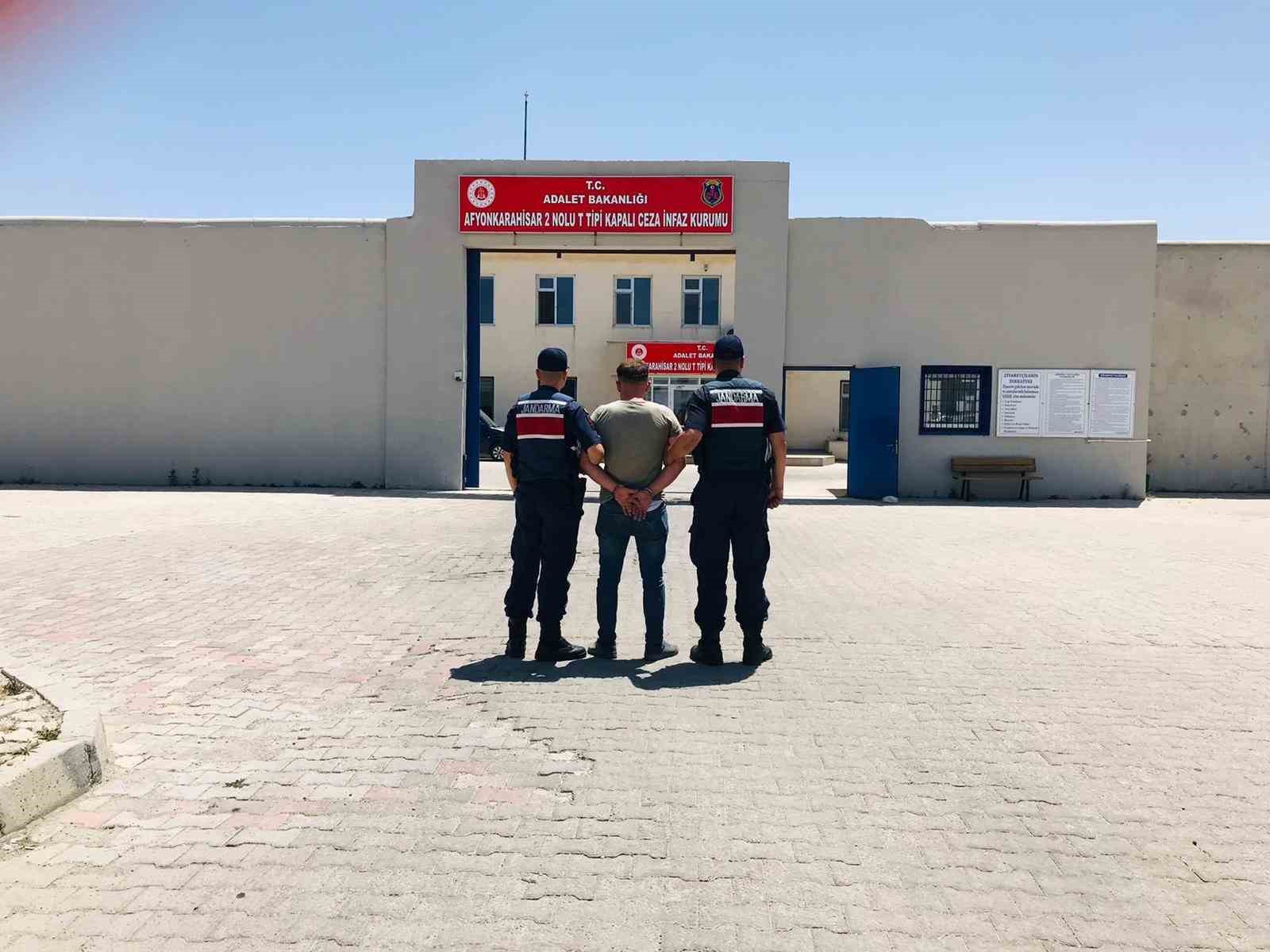 İKİ AYRI SUÇ KAYDINDAN 6 YIL HAPİSLE ARANAN ŞAHSI JANDARMA