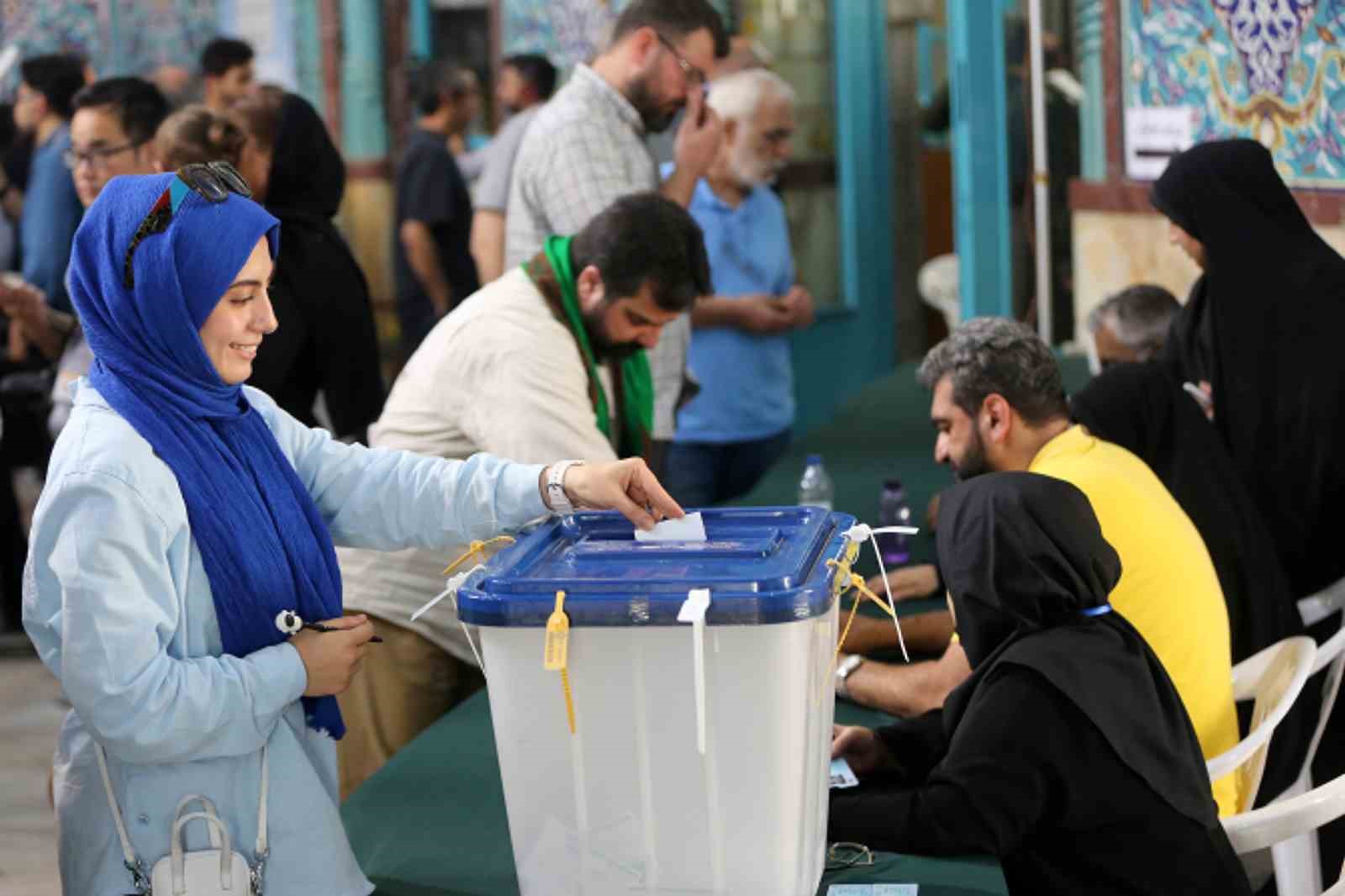 İran’da yapılan cumhurbaşkanlığı seçiminde adaylardan hiçbirinin yüzde 50 barajını aşamaması