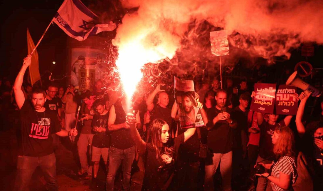 İsrail’in başkenti Tel Aviv’de binlerce hükümet karşıtı gösterici erken seçim