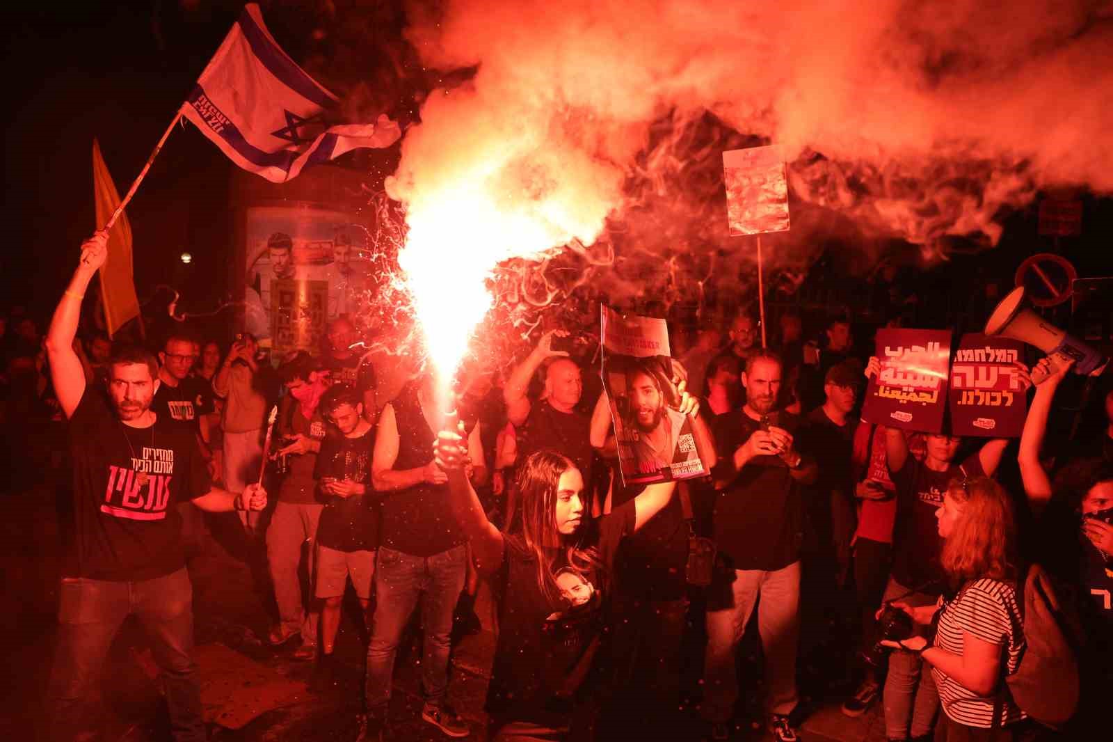 İsrail’in başkenti Tel Aviv’de binlerce hükümet karşıtı gösterici erken seçim