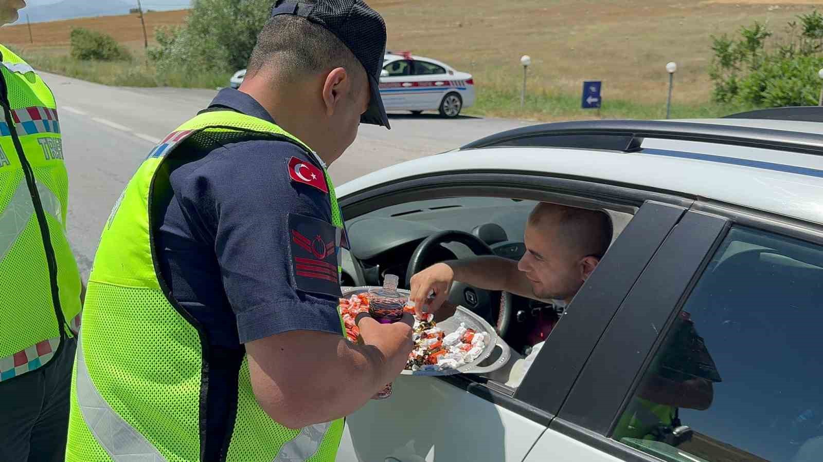 Afyonkarahisar’da jandarma ekipleri bayram dolayısıyla yaptıkları denetimde sürücüleri şeker ve