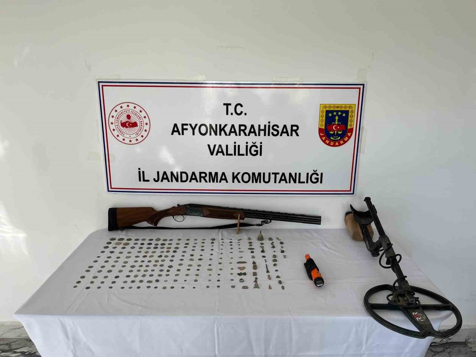 Afyonkarahisar’da jandarma tarafından bir eve yapılan baskında 224 adet eski