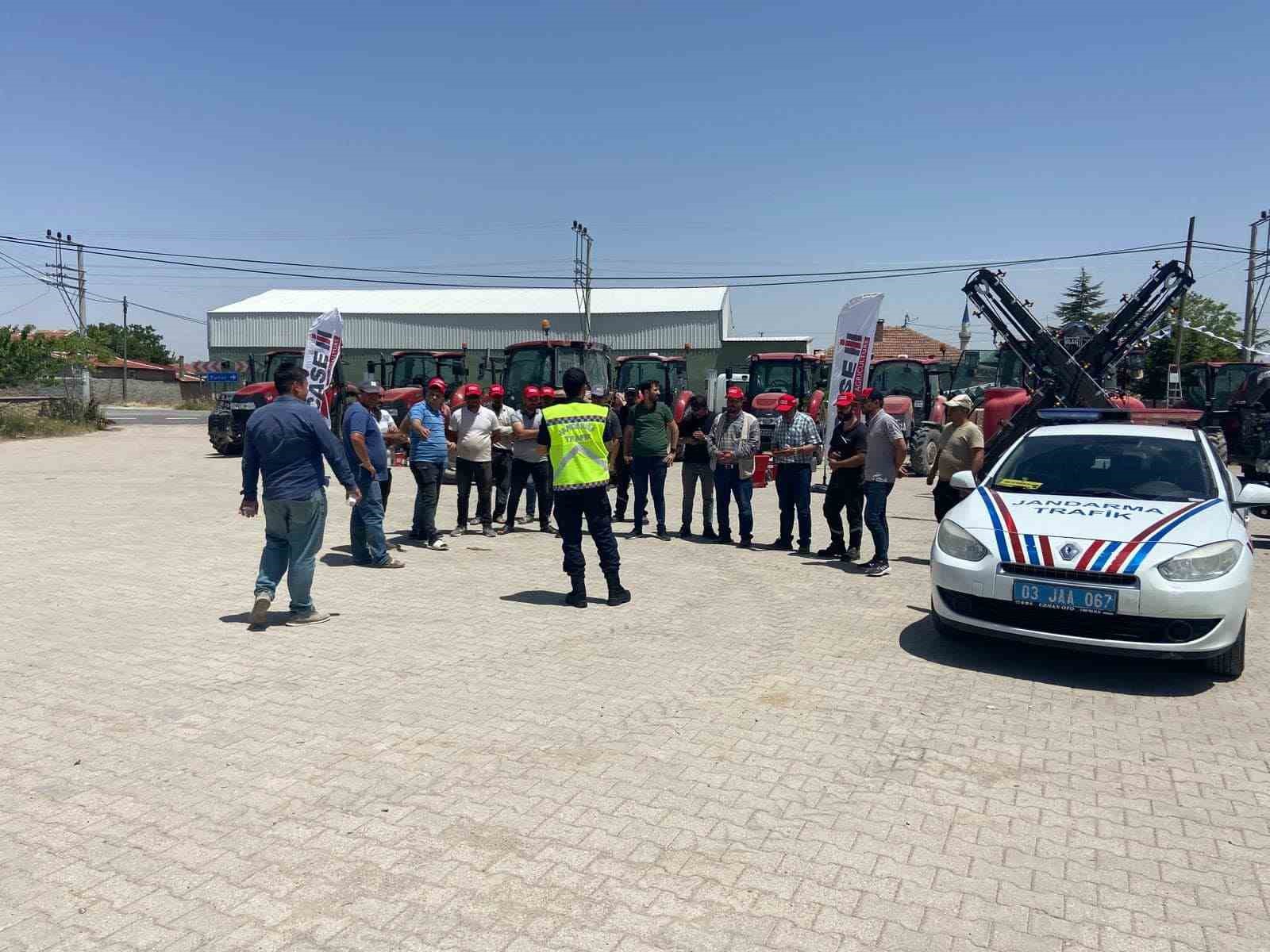 Afyonkarahisar’ın Emirdağ ilçesinde jandarma ekipleri tarafından ‘tarım araçlarının güvenli kullanımı’