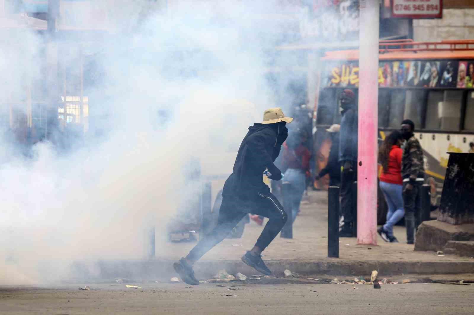 Kenya’da polis, vergi artışı yasa tasarısına karşı yeniden sokaklara dökülen
