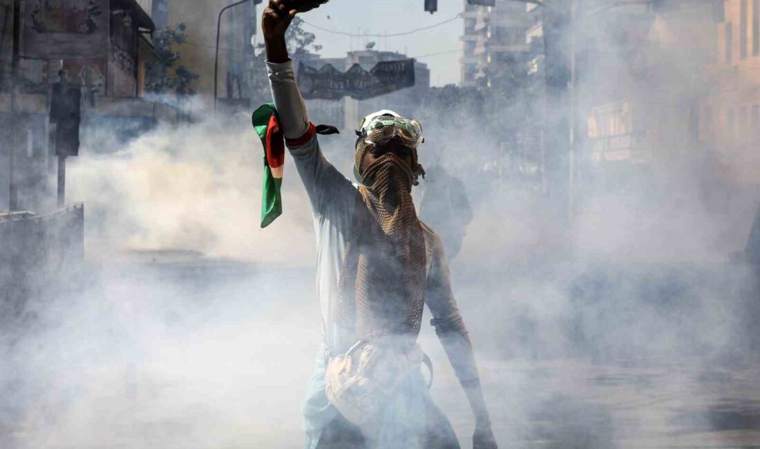 KENYA’DA POLİS, VERGİ ATIŞINA KARŞI SOKAKLARA DÖKÜLEN PROTESTOCULARA GÖZ YAŞARTICI