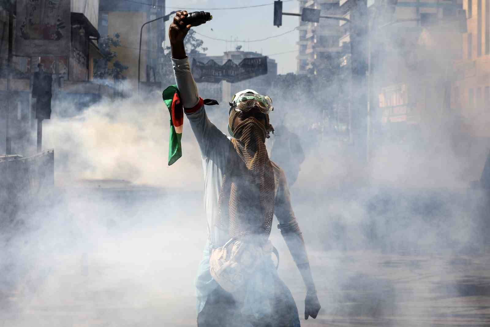 KENYA’DA POLİS, VERGİ ATIŞINA KARŞI SOKAKLARA DÖKÜLEN PROTESTOCULARA GÖZ YAŞARTICI