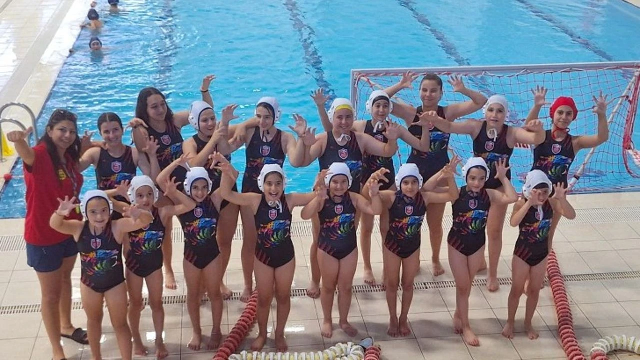Yüzme kurslarındaki yetenekli çocuklardan kurulan Antalya Kepez Belediyesi’nin Spor Kulübü