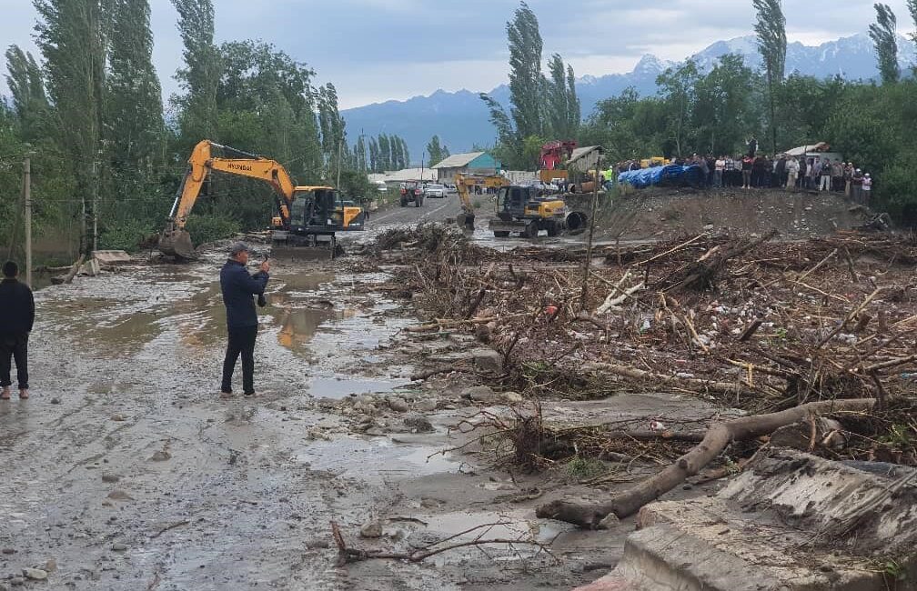 Kırgızistan’da şiddetli yağışların yol açtığı sel sonucu 5 kişi hayatını