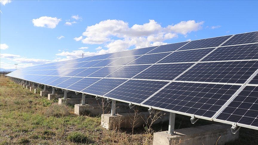 Türkiye’de tamamına yakını yenilenebilir enerji kaynaklarından oluşan lisanssız elektrik üretimi,