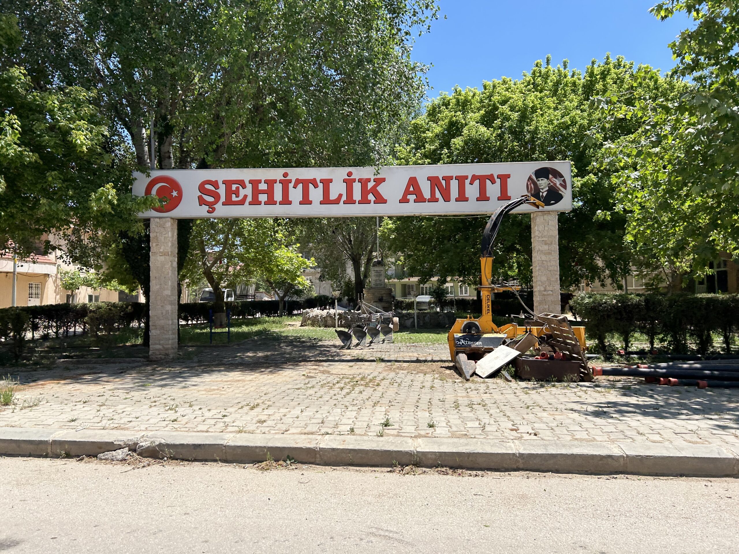 Afyonkarahisar’ın Başmakçı ilçesinde şehitlerimiz için yaptırılan ‘Şehitlik Anıtı’nın hali, görenlerin