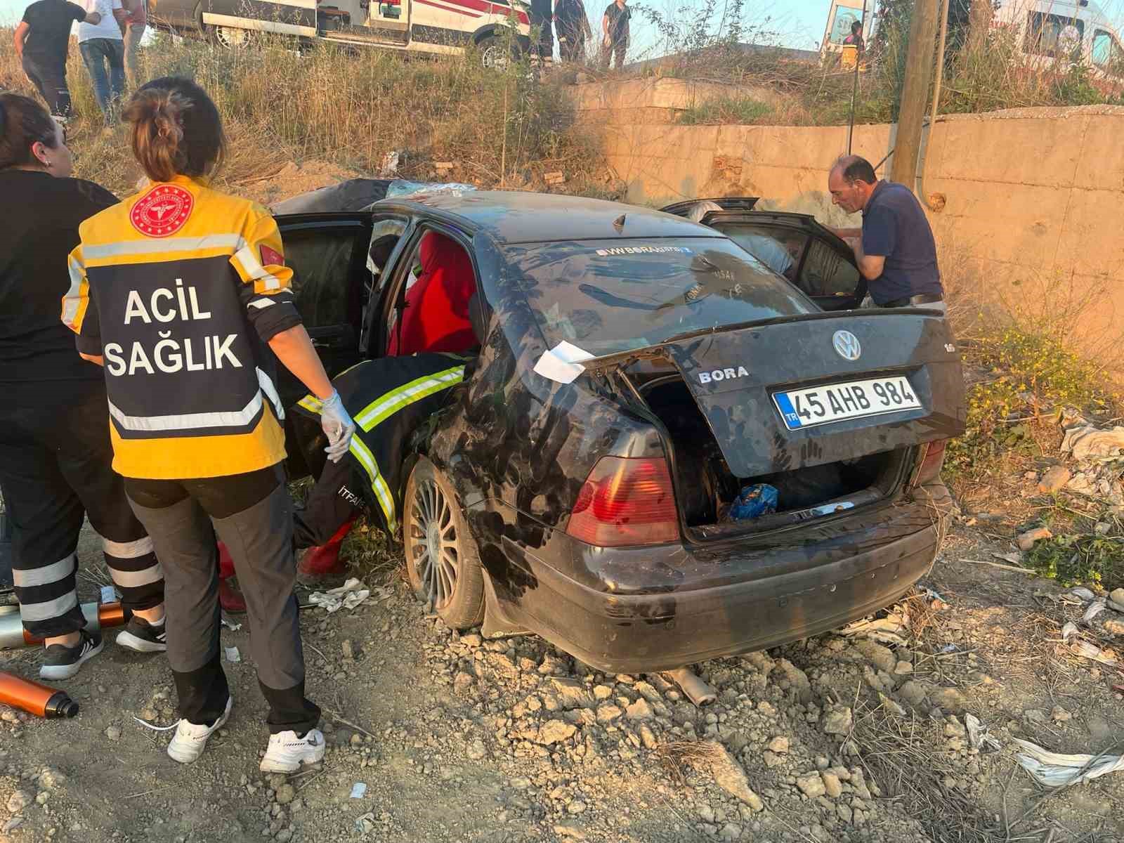 Afyonkarahisar’da takla atarak yol kenarındaki menfeze düşen otomobilde 1 kişi