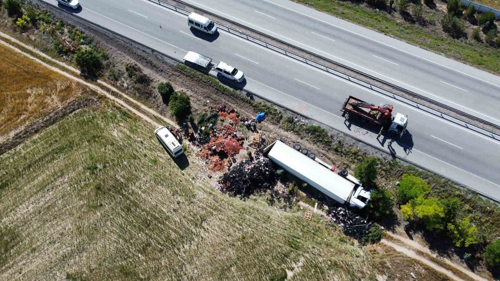 Afyonkarahisar’da kontrolden çıkarak devrilen meyve yüklü tırda 2 kişi yaralanırken,