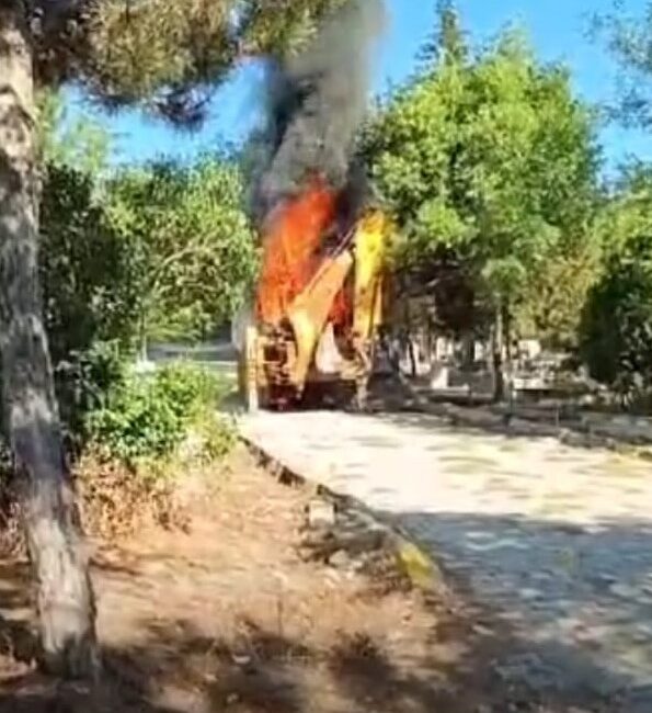Afyonkarahisar’da mezarlıkta çalışma yapan kepçe çıkan yangın sonrası alev alev