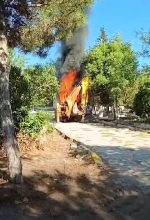 Afyonkarahisar’da mezarlıkta çalışma yapan kepçe çıkan yangın sonrası alev alev