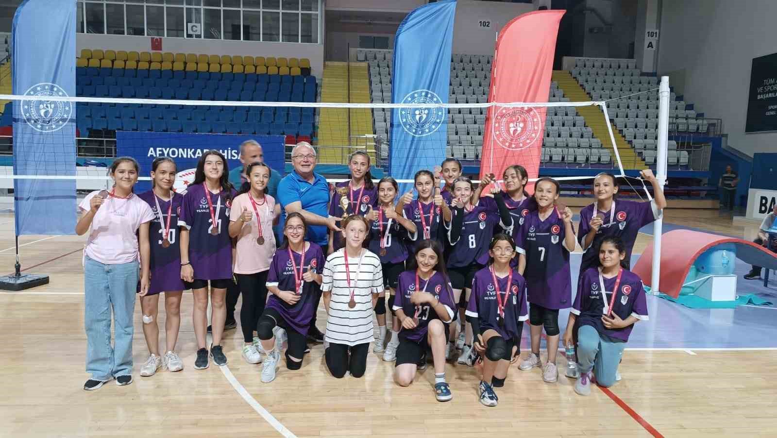 Prof. Dr. Veysel Eroğlu Spor Salonu’nda düzenlenen ‘Mini Kızlar Voleybol