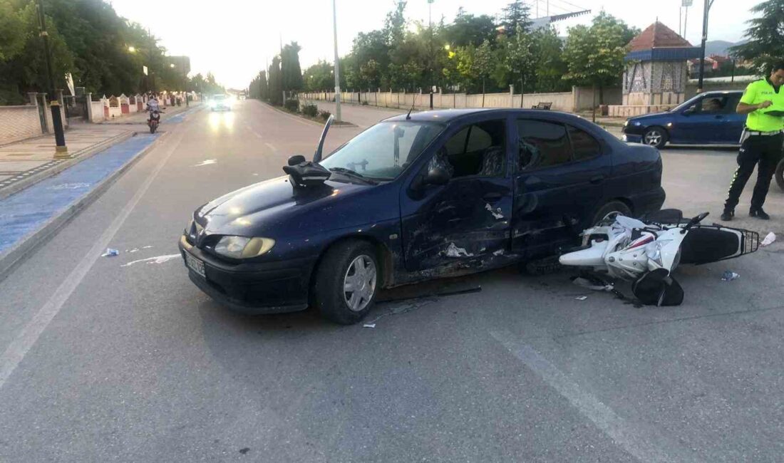 Afyonkarahisar’da otomobille çarpışan motosikletin 15 yaşındaki sürücüsü ağır yaralandı. Kaza,