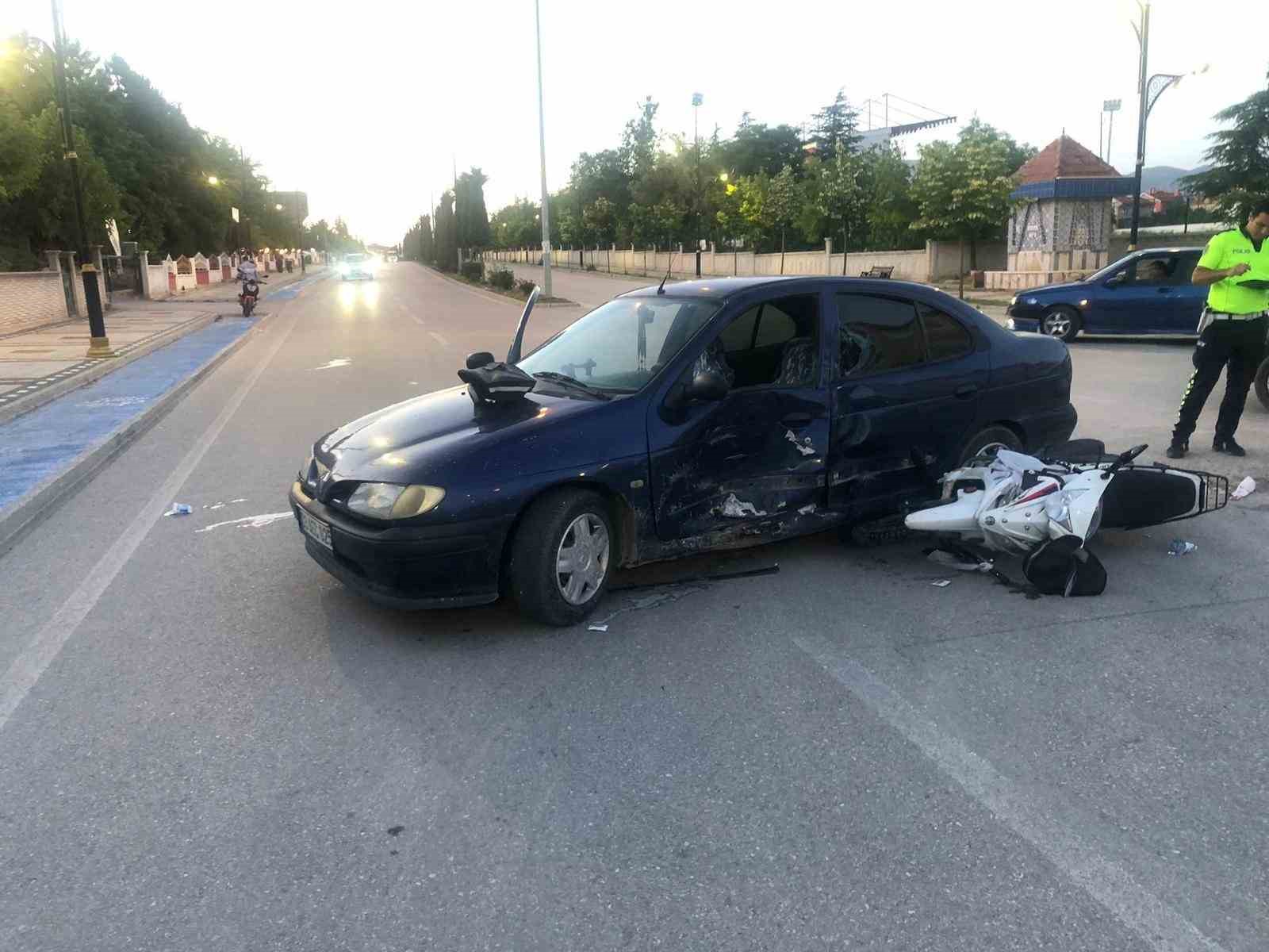 Afyonkarahisar’da otomobille çarpışan motosikletin 15 yaşındaki sürücüsü ağır yaralandı. Kaza,