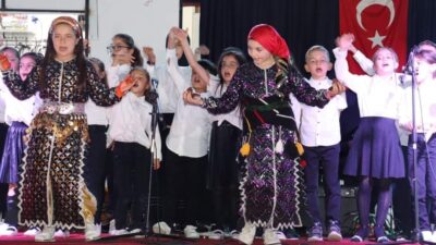 Afyonkarahisar’ın Hocalar ilçesinde ‘Anaokulundan Liseye Müzik’ ritmi projesi sonunda öğrencilerin