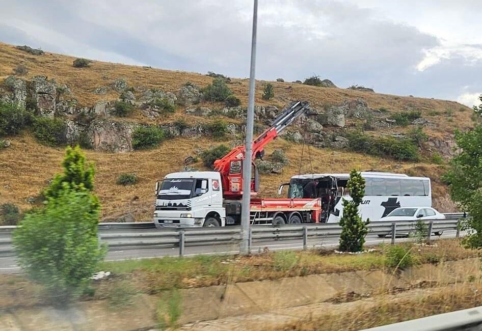 Afyonkarahisar’da yolcu otobüsünün karpuz yüklü tırla çarpıştığı kazada 14 kişi