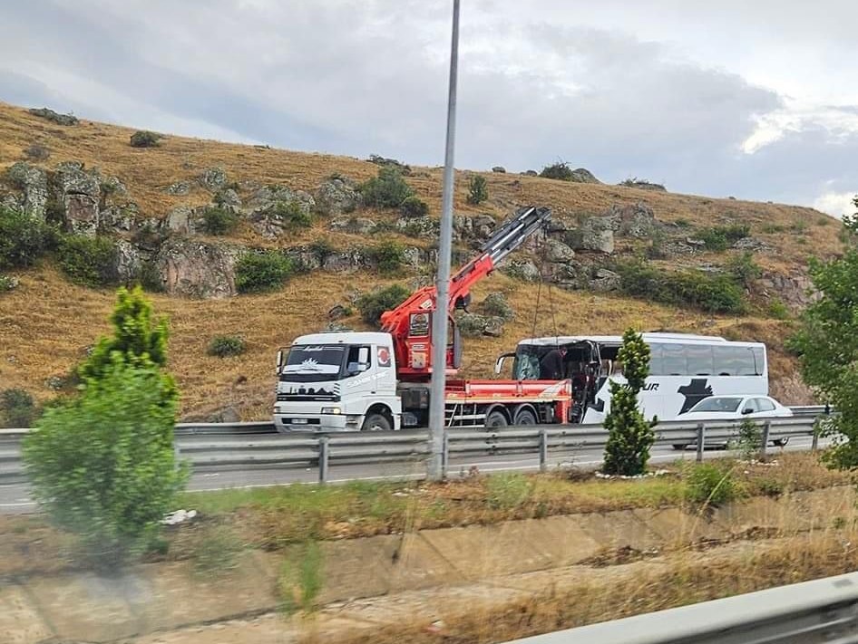 Afyonkarahisar’da yolcu otobüsünün karpuz yüklü tırla çarpıştığı kazada 14 kişi