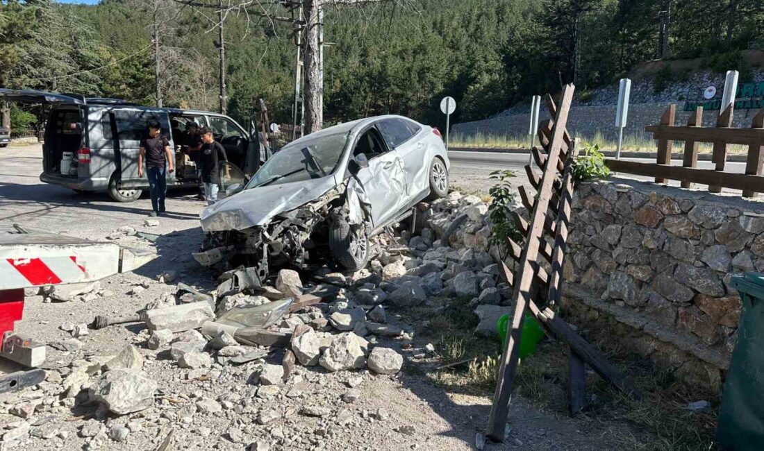 AFYONKARAHİSAR’DA KONTROLDEN ÇIKAN OTOMOBİLİN YOL KENARINDAKİ DİNLENME TESİSİNİN BAHÇE DUVARINA