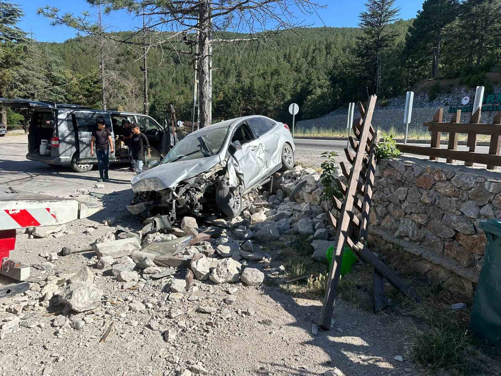 AFYONKARAHİSAR’DA KONTROLDEN ÇIKAN OTOMOBİLİN YOL KENARINDAKİ DİNLENME TESİSİNİN BAHÇE DUVARINA