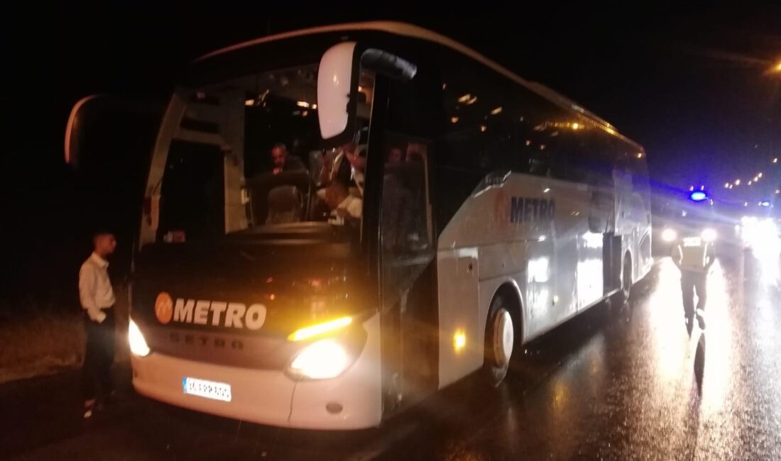 Afyonkarahisar’da otomobil, otobüs ve kamyonun karıştığı trafik kazasında 6 kişi