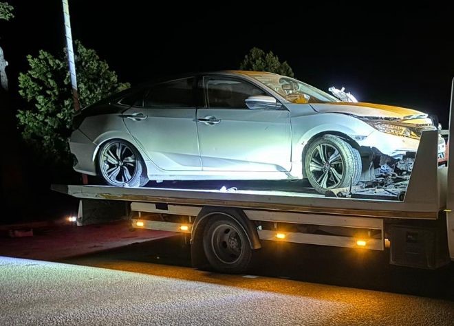 Afyonkarahisar’da kontrolden çıkarak refüje giren otomobilde 4 kişi yaralandı. Kaza,