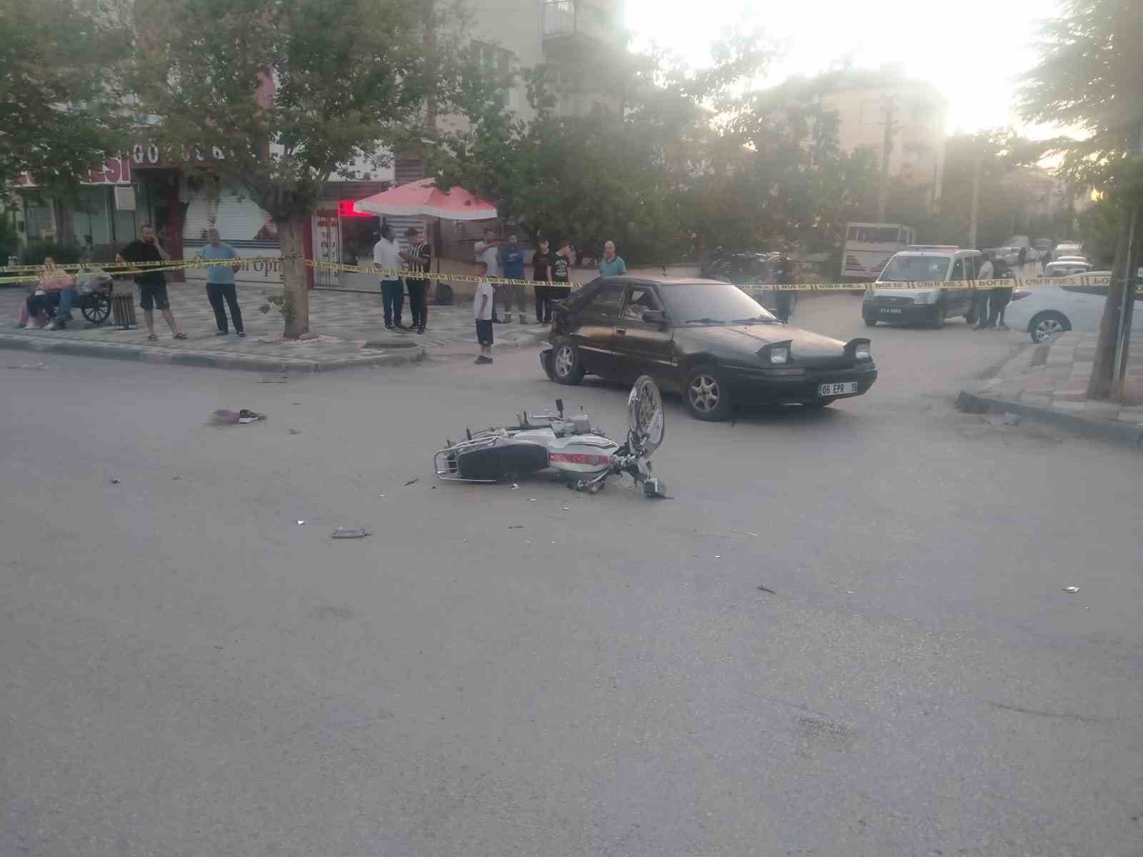 Afyonkarahisar’da otomobille çarpışan motosikletteki iki genç ağır yaralandı. Kaza, Sandıklı