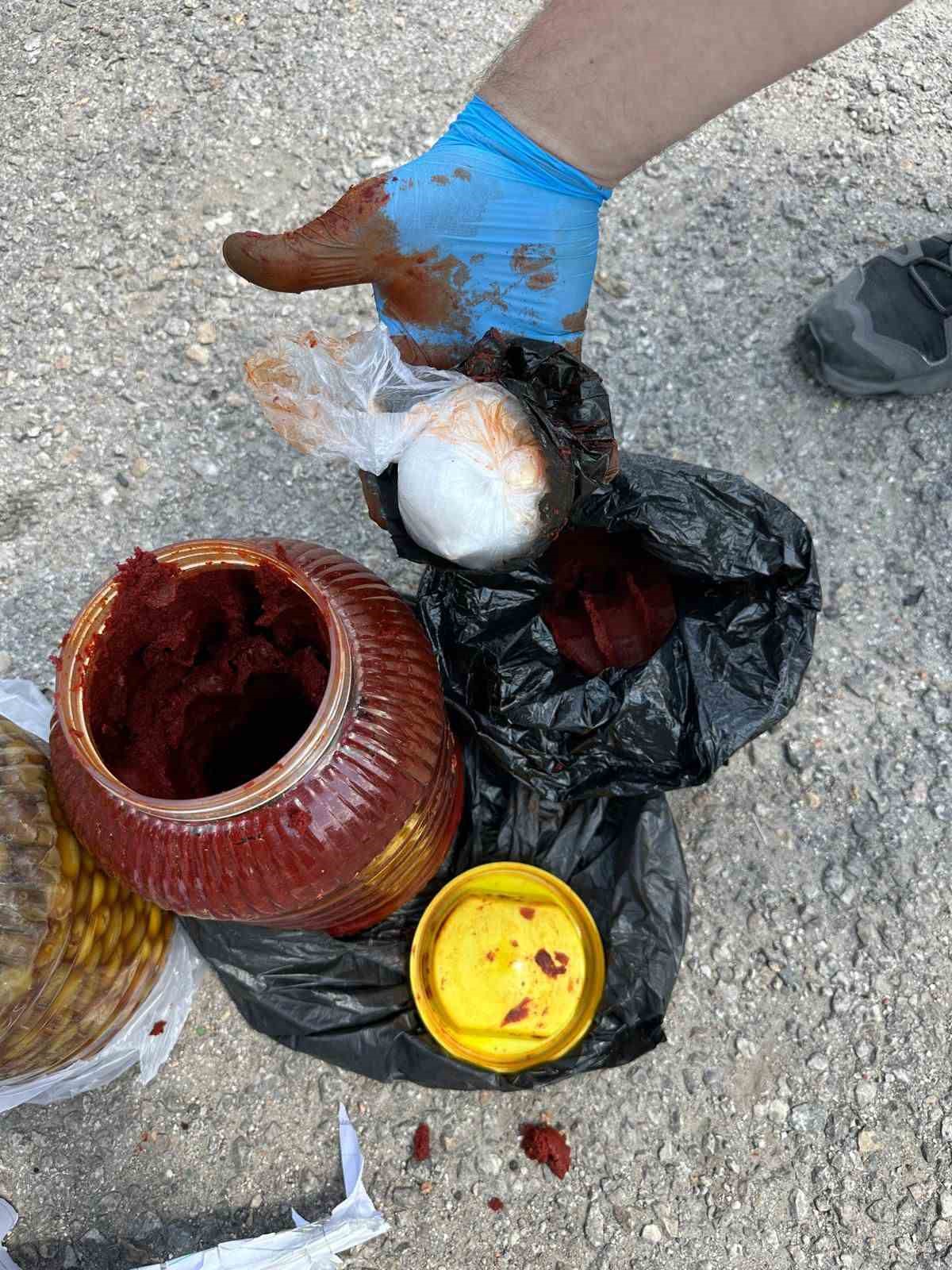 Afyonkarahisar’da polis tarafından durdurulan bir araçta yapılan aramada salça kavanozunun