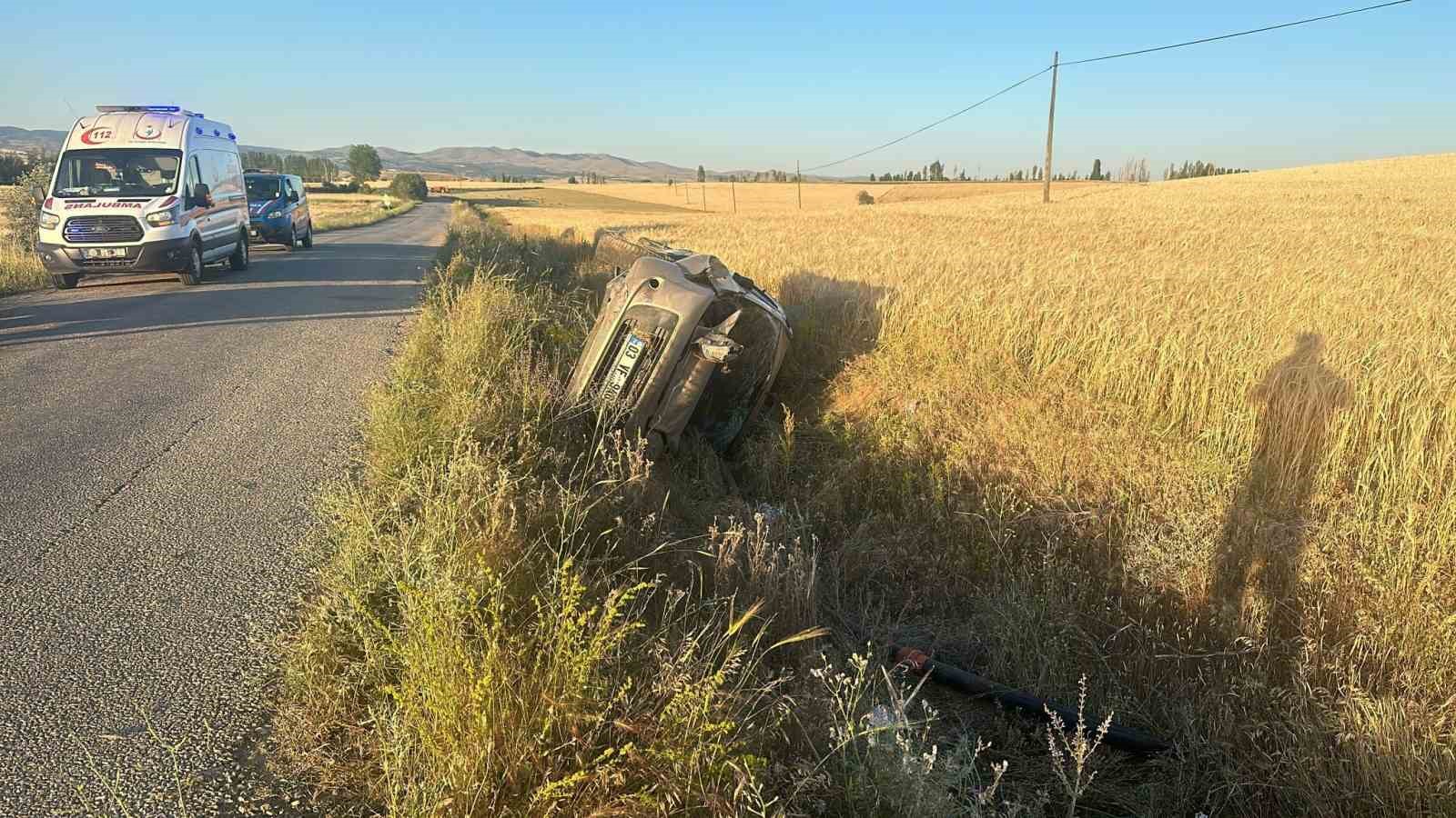 Afyonkarahisar’da takla atıp şarampole devrilen devrilen otomobilde 2 kişi yaralandı.