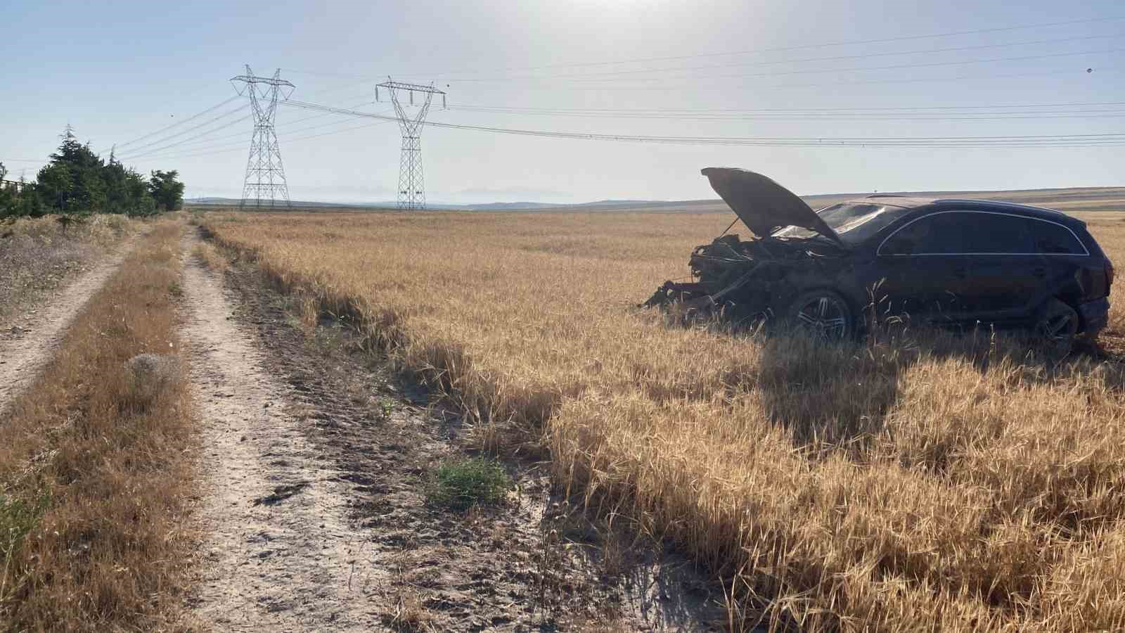 Afyonkarahisar’da kontrolden çıkarak şarampole giren otomobilde ikisi çocuk aynı aileden
