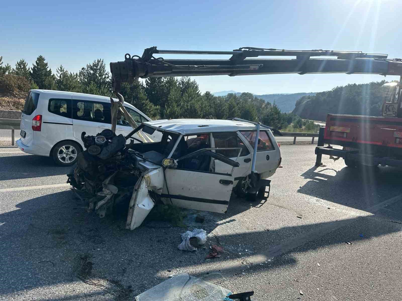 Afyonkarahisar’da kontrolden çıkarak şarampole girerek ağaçlara çarpan otomobilde biri 11