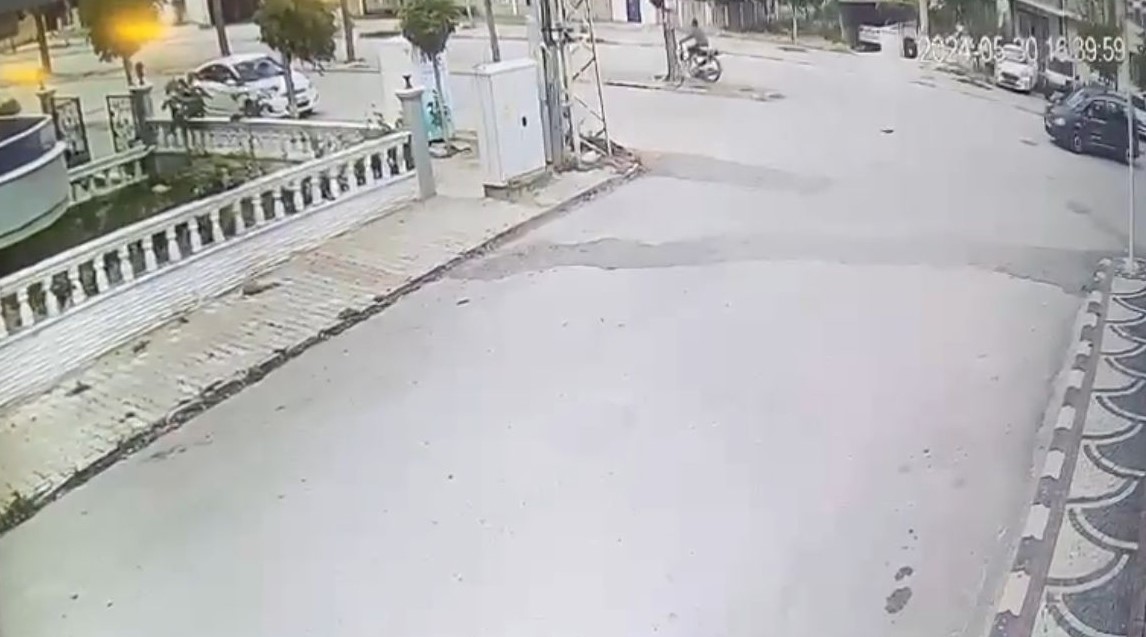 Afyonkarahisar’da dönüş yapmaya çalışan otomobile çarpmamak için manevra yapan motosiklet