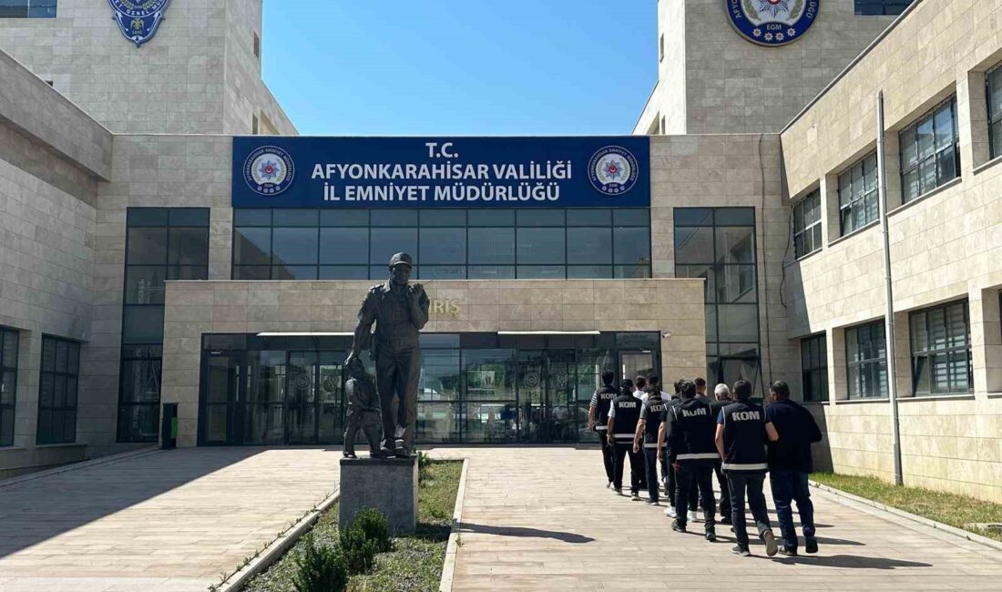 Afyonkarahisar’da polis tarafından silah kaçakçılarına yönelik yapılan operasyonda 9 farklı